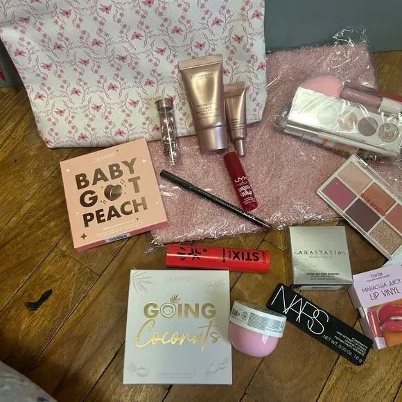 Makeup bundle - Picture 2 of 6